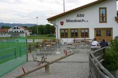 Gemütlicher Biergarten mit kleinem Kinderspielplatz